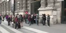 Francia, i manifestanti bloccano l&rsquo;accesso al Louvre