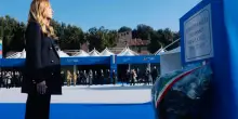 Meloni omaggia i quattro militari morti in Bosnia: rose al Villaggio della Difesa