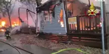 Peschiera del Garda, incendio al campeggio. 30 bungalow distrutti