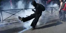 Francia, la protesta degli studenti degenera: preside cosparso di benzina
