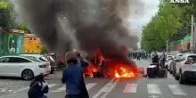 Roma, cassonetti in fiamme vicino al Colosseo: scontri durante il corteo