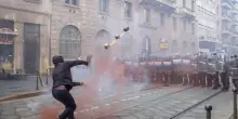 Pietre, bombe carta e barricate: Milano ostaggio dei violenti. Scontri anche a Torino e Bologna