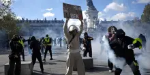 Francia a ferro e fuoco: assaltata la sede di CNews, un manifestante perde una mano