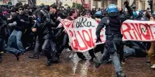 &Egrave; caos a Milano, Bologna e Torino Maranza scatenati contro gli agenti
