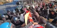Torino, scontri in piazza Castello: cariche della polizia contro il corteo