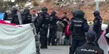 Ceuta, la polizia allontana i migranti da un accampamento