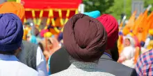 I sikh bloccano un paese intero girando armati con coltelli rituali