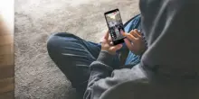 Un giro di vite pure su chi pubblica i video sui social