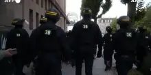 Francia, proteste degli studenti a Rennes: la polizia usa un idrante