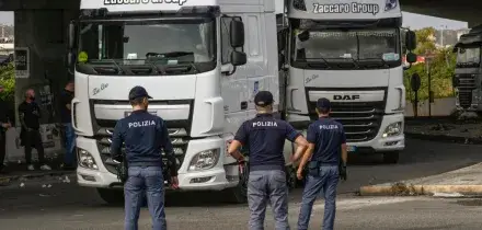 Soldi per Tir e agricoltori, per&ograve; a Napoli continuano i blocchi