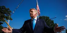 Nuove violenze in Francia. Trump: &laquo;Ma quali scuole&hellip; &Egrave; colpa dell&rsquo;immigrazione&raquo;