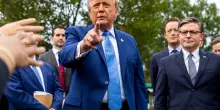 Trump d&agrave; mano libera ai giganti dell&rsquo;IA: &laquo;No controlli federali, regolatevi da soli&raquo;