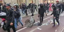 Milano, devastazione in via Torino: vetrine sfondate e negozi saccheggiati