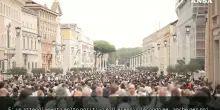 Papa Leone torna all&rsquo;Angelus dopo l&rsquo;operazione: &laquo;Eravamo tristi&raquo;