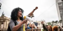 Nella morsa tra woke e migranti l&rsquo;Occidente rischia di dissolversi