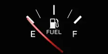 Auto in riserva: quanti km puoi percorrere? Dipende da questi 4 fattori (con tabella per categoria)