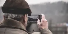 Smartphone per anziani, i 10 telefoni migliori sul mercato