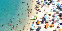 &Egrave; legale vendere il cocco in spiaggia? Ecco quando e cosa si rischia negli altri casi