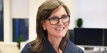 Chi &egrave; e quanto guadagna Cathie Wood, l'investitrice americana CEO di Ark Invest