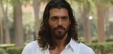 Chi &egrave; e quanto guadagna Can Yaman, il protagonista di Sandokan e co-conduttore di Sanremo 2026