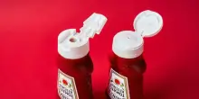 Da agosto 2026 addio alle bustine di ketchup, maionese, sale e olio. Lo ha deciso l'UE