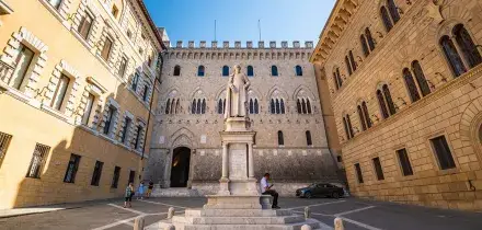 Azioni MPS e Mediobanca, brusco dietrofront. Le peggiori di Piazza Affari post piano Lovaglio. I target su utili e dividendi al 2030, la diretta