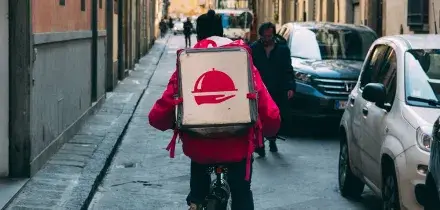 Food delivery, se il rider &egrave; sfruttato rischia anche il ristorante. L'indagine della Procura