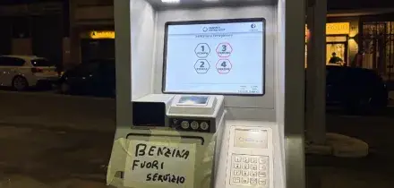 Prezzo del petrolio crolla (-15%). &Egrave; la fine del caro benzina?