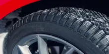 Cambio gomme auto 2026, se sbagli rischi 1.731&euro; di sanzione (non tutti devono farlo)