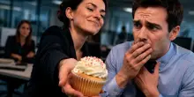 Gli fa mangiare un cupcake &ldquo;senza latticini&rdquo; ma non lo &egrave;. Collega allergico, scatta il licenziamento