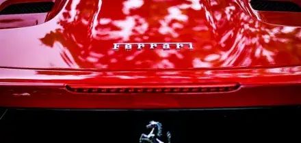 Ferrari e Lamborghini ostaggi di una guerra commerciale che l'Italia sa solo subire