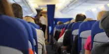 Rivoluzione per chi viaggia in aereo, arrivano i sedili su due livelli (cos&igrave; ti puoi sdraiare)