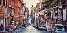 Le famiglie povere spendono di pi&ugrave; in auto di quelle ricche. Il paradosso che sta distruggendo i risparmi degli italiani