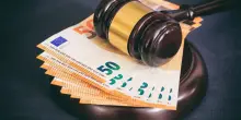 Commessa licenziata per aver rubato i punti dei clienti. Ora vuole ottenere un maxi risarcimento
