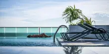 Non trova il lettino nella piscina dell'hotel. Risarcito con 1.000 euro