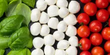La mozzarella italiana rischia di vivere una delle crisi pi&ugrave; gravi della sua storia. Ecco cosa sta succedendo