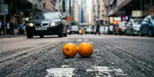 Hai visto delle arance in mezzo alla strada? Ecco cosa significano e come evitare la truffa