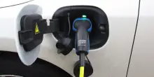 Le cause automobilistiche hanno investito miliardi in auto 100% elettriche, ma il mercato premia le ibride