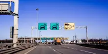 Occupare la corsia centrale in autostrada costa caro. La multa che nessuno si aspetta (e quanti punti ti costa)