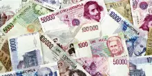 Scatola di biscotti piena di libretti bancari. La scoperta shock di una pensionata di Fermo