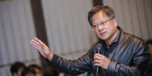 Il CEO di Nvidia rimprovera i dirigenti aziendali. &ldquo;Non &egrave; l'AI la causa dei licenziamenti&rdquo;