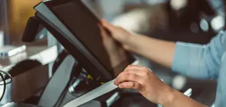 Lavoro, oltre 50.000 posizioni aperte per l'estate. Le 10 figure pi&ugrave; richieste nel 2026
