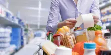 Seguire la dieta mediterranea costa 200 euro in pi&ugrave; in estate. Lo rivela uno studio italiano