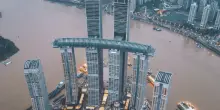 Altro che ponti e tunnel. La Cina ha costruito un &ldquo;grattacielo orizzontale&rdquo; sospeso a 250 metri di altezza