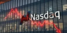 I mercati crollano: il Nasdaq affonda del 4% nella peggior seduta dal 2025, il tracollo dei chip brucia 1.000 miliardi