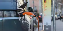 Ricarica dell'auto elettrica con carta o app: differenze di costi e commissioni