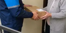 Postino si rifiuta di lasciare i pacchi per strada. Ma viene licenziato
