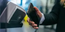 Google Wallet, l'app basta per uscire senza contanti e documenti? Limiti e vantaggi alla prova