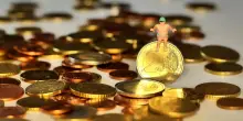 Fondi pensione, contribuzione media 2.990 euro l'anno. Cos&igrave; l'Italia sta condannando milioni di lavoratori alla povert&agrave; da anziani