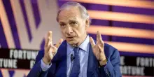 Ray Dalio dice che gli USA hanno superato il punto di non ritorno. Quale impatto sugli italiani?